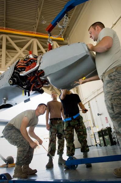 Moment zdjęcia osłony silnika BSP MQ-1 przez obsługę naziemną z bazy Creech. Foto: Staff Sgt. Kristi Machado/USAF